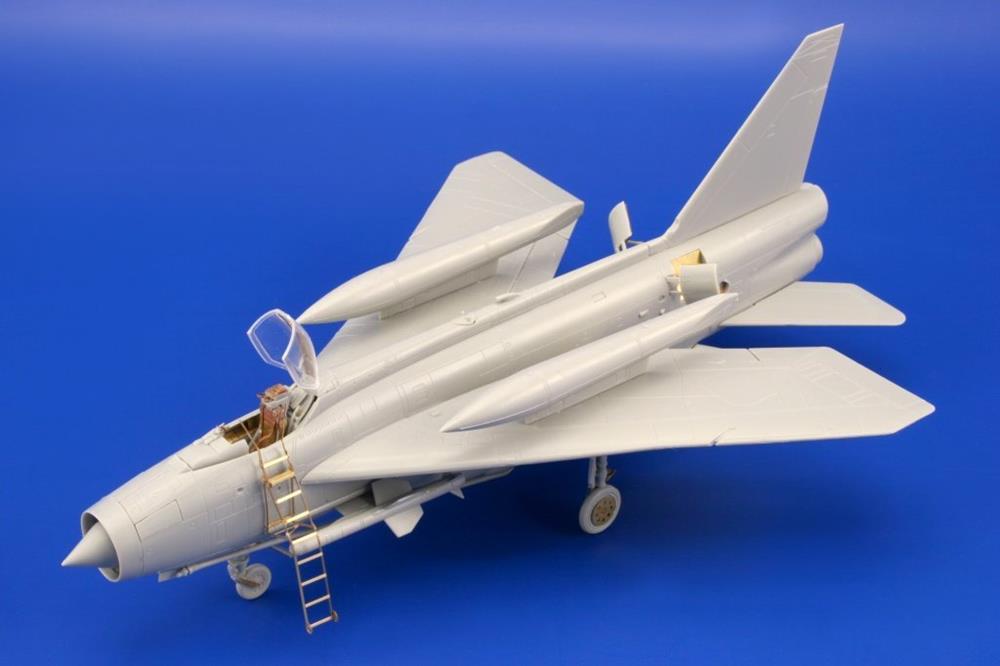 xTrumpeter 01634 1/72 BAC Lightning F.1A/F.2