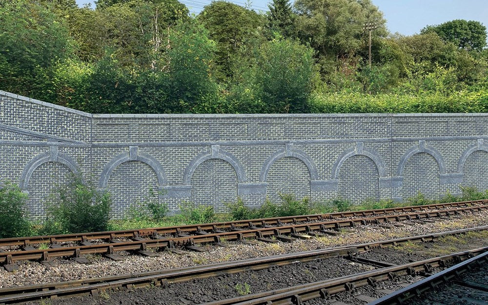 Hornby R7389 Low Level Arched Retaining Walls x2 (Engineers Blue Brick)