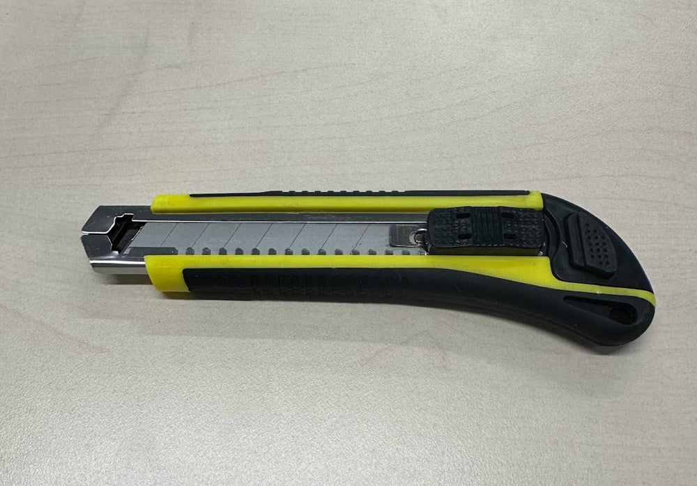 Helios - Rubber Grip 18mm Craft Pocket Snap BladeOff Knife