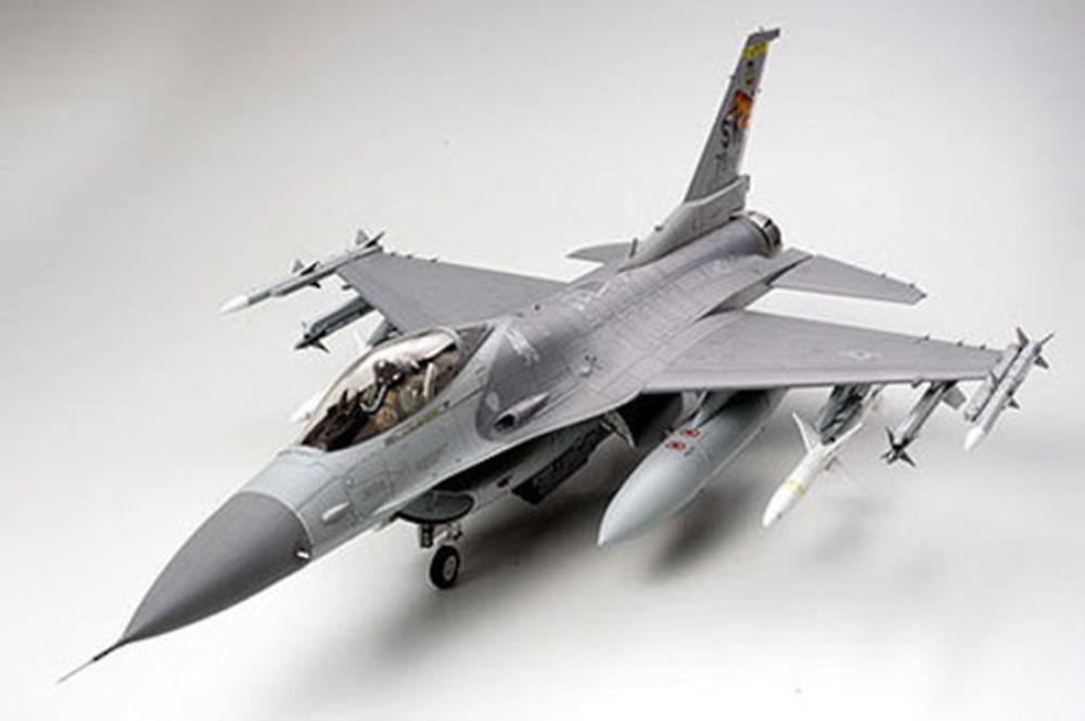 Tamiya 60315 1/32 F-16CJ Fighting Falcon